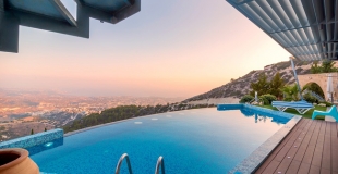 Faire construire une piscine à débordement : guide, conseils, fonctionnement et coût