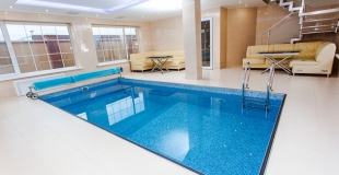 Faire construire une piscine intérieure : guide, conseils, fonctionnement et coût