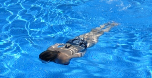 La floculation : fonctionnement du floculant pour piscine ? Quand et pourquoi l’utiliser ?