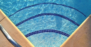 Le traitement au peroxyde d’hydrogène de la piscine