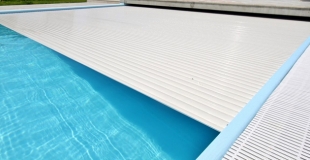 Comment choisir un volet de piscine : avantages, inconvénients, devis, prix