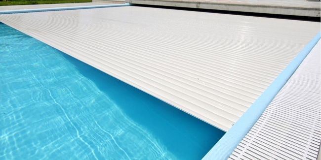 Comment choisir un volet de piscine : avantages, inconvénients, devis, prix