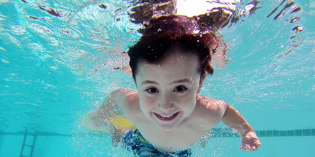 7 jeux rigolos, fun et sans danger pour les enfants à faire dans la piscine