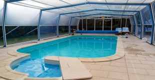 Abri de piscine avec ou sans rail : avantages et inconvénients