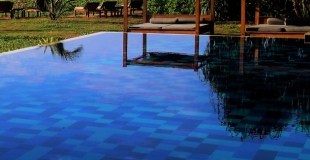 Piscine semi-enterrée : guide, conseils, modèles et prix