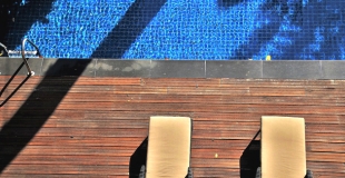 Quels revêtements de sol non glissant pour les abords d'une piscine ?