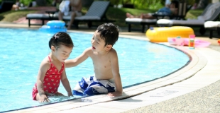 Acheter une piscine à plusieurs ou entre voisins : conseils, avantages, inconvénients