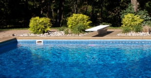 Construire une piscine en limite de propriété : quelles sont les règles ?