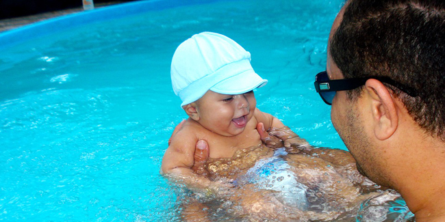 Jouer avec bébé dans la piscine : conseils et bienfaits