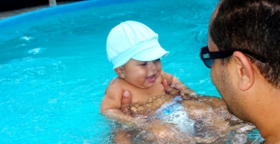Jouer avec bébé dans la piscine : conseils et bienfaits