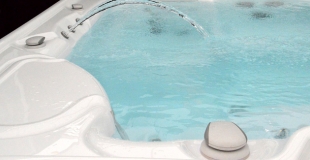 Comment nettoyer et désinfecter l’eau d’un spa ? Les erreurs à éviter