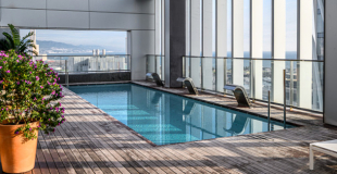 Une piscine sur un toit-terrasse : contraintes et réglementations