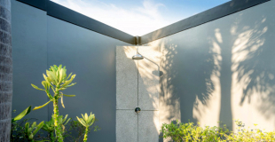 La douche solaire : principe, installation et prix de pose