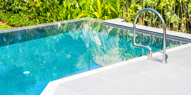 Comment entretenir une piscine au chlore? Les 4 règles.