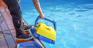 Robot de piscine électrique avec ou sans fil ? Avantages, inconvénients et prix