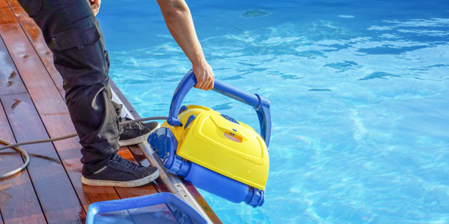 Robot de piscine électrique avec ou sans fil ? Avantages, inconvénients et prix