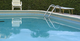 Comment nettoyer les traces de la ligne d'eau d'une piscine ?